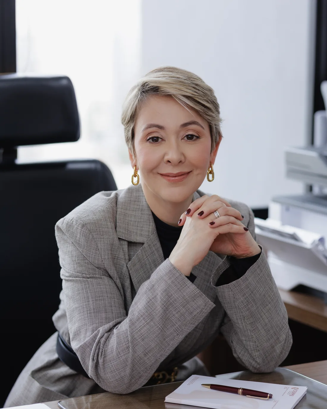 Dra. Carla Garcia Santos em seu consultório